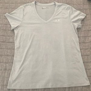 Under Armour loose fit, heat gear v neck active shirt